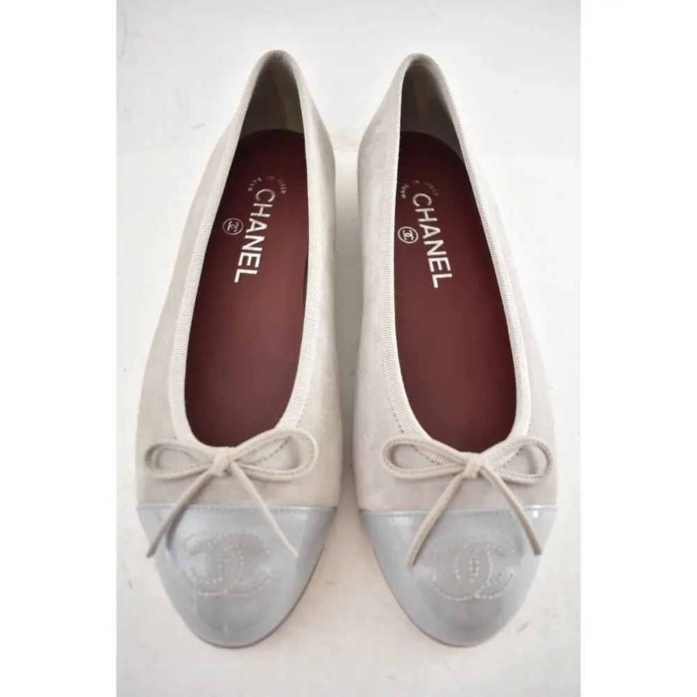 Chanel 26A Gray Suede Patent Leather CC Logo Bow Tie Ballet Ballerina Flat 38.5